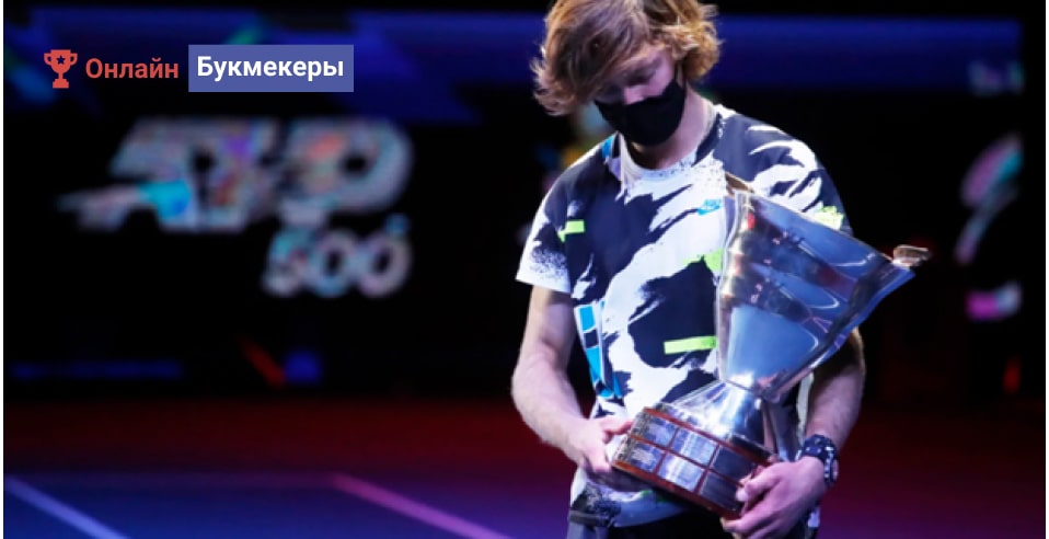 Андрей Рублев с трофеем St. Petersburg Open 2020